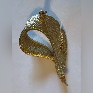 Sarah Coventry signed 1968 Feather-Brite gold tone brooch
